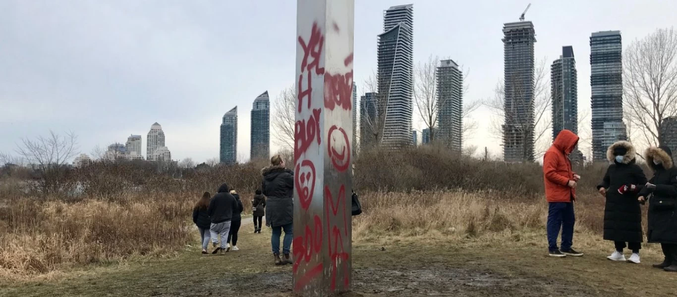 Συνεχίζεται το μυστήριο με τον μεταλλικό μονόλιθο: Βρέθηκε και στον Καναδά (βίντεο)